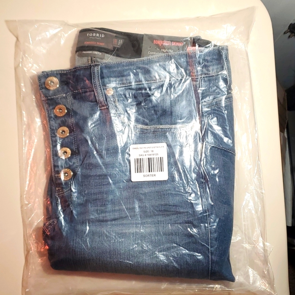 ❤️NWT VINTAGE TORRID JEANS - BOMBSHELL SKINNY - HIGH RISE - DISTRESSED PLUS SIZE - Picture 5 of 16